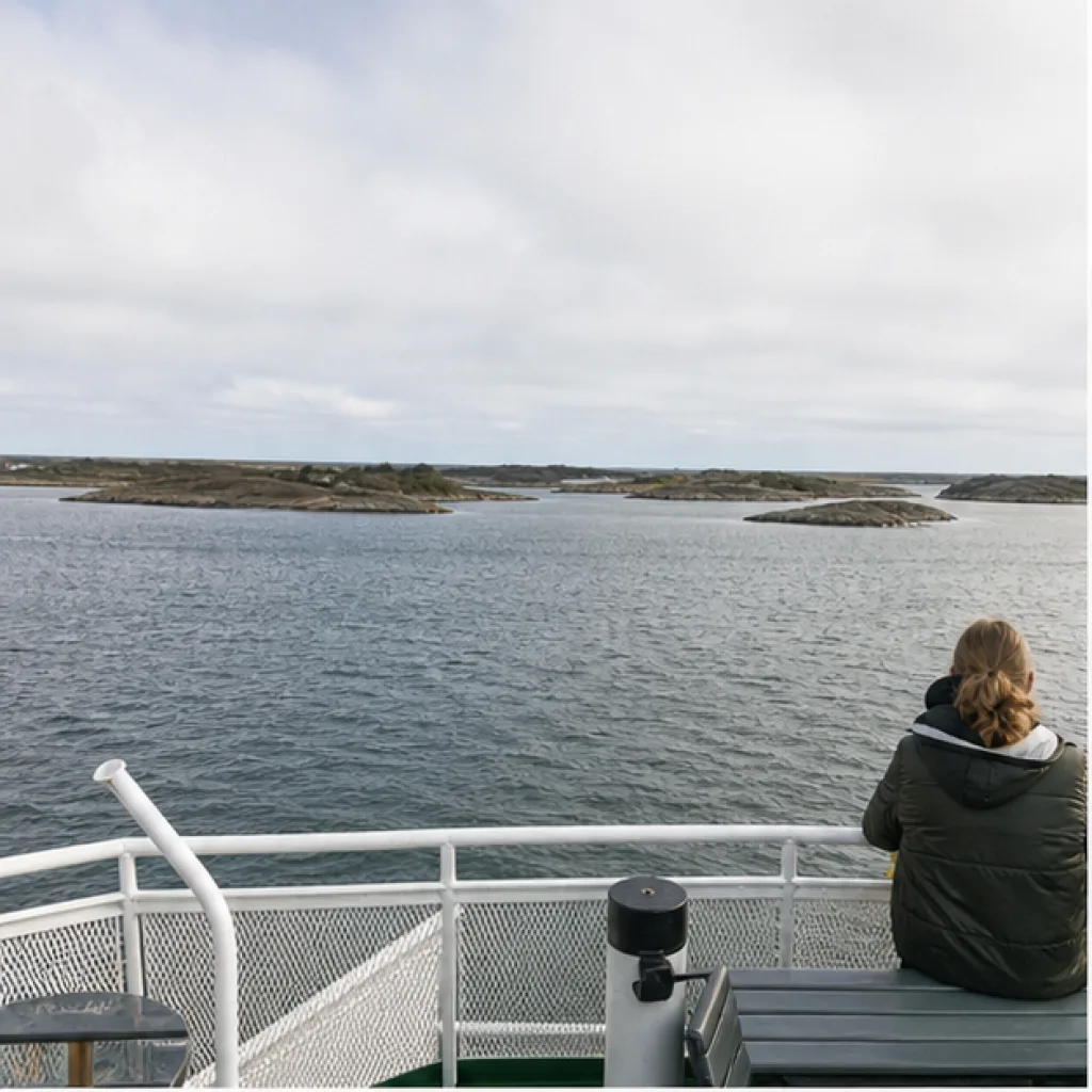 Resenär ser ut över Ålands skärgård från färjans däck